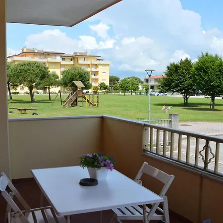 Wonderful Two Bedroom Close To The Apartment