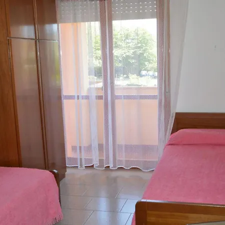 Wonderful Two Bedroom Close To The Apartment *