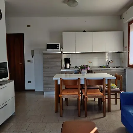 Wonderful Two Bedroom Close To The Apartment
